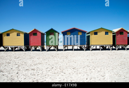 Cabine in legno dipinto in vari colori in Muizenberg Western Cape Sud Africa Foto Stock