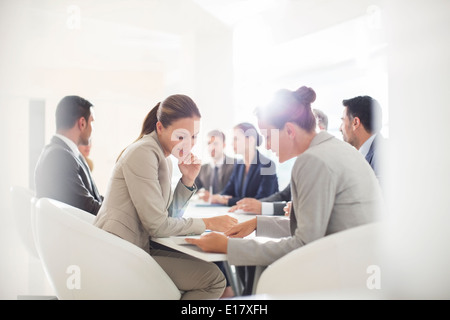 La gente di affari incontro al tavolo da conferenza Foto Stock