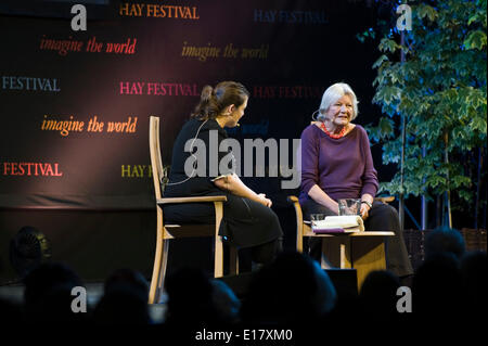 Lynn Barber giornalista celebrity intervistatore parlando la sua vita e la sua opera a Hay Festival 2014 ©Jeff Morgan Foto Stock