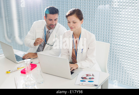 Medici che lavorano al computer portatile Foto Stock