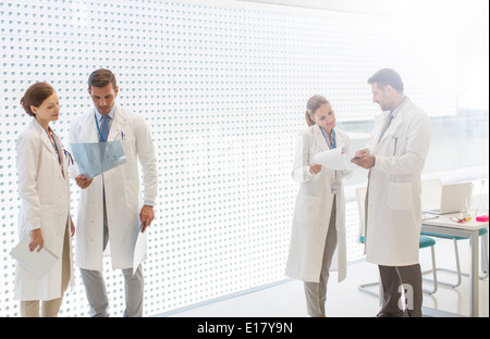 I medici che lavorano in ospedale Foto Stock