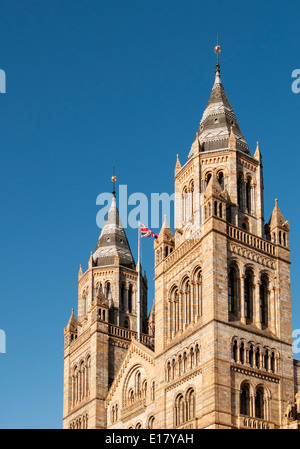 Edificio del Museo di Storia Naturale come si vede da Cromwell Road, South Kensington, Londra, Inghilterra Foto Stock