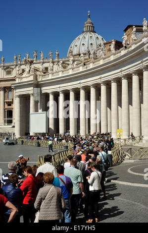 Italia, Roma, Piazza San Pietro, colonnato, ingresso alla basilica di San Pietro, coda Foto Stock