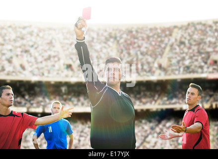 Arbitro lampeggiante di colore rosso della carta nel gioco del calcio Foto Stock