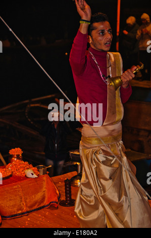 Ganga River,Il Gange,Ghats,Sera Aarti Salutations al fiume,lampade ad olio, campane,chants,Varanasi,Benares,Uttar Pradesh, India Foto Stock