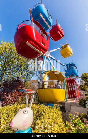 Miss del coniglio volo in elicottero ride, Peppa Pig Mondo, Paultons Park, Romsey Southampton, Inghilterra, Regno Unito. Foto Stock