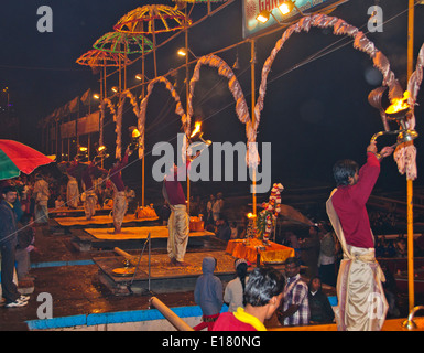 Ganga River,Il Gange,Ghats,Sera Aarti Salutations al fiume,lampade ad olio, campane,chants,Varanasi,Benares,Uttar Pradesh, India Foto Stock