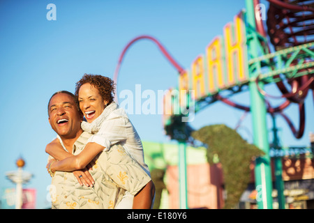 Entusiasta giovane costeggiata presso il parco di divertimenti Foto Stock