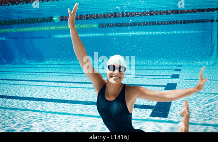 Nuotatore subacqueo posa in piscina Foto Stock