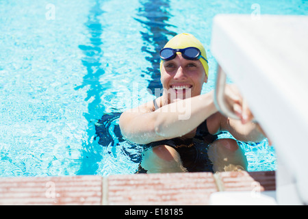 Nuotatore pronta per avviare in piscina Foto Stock