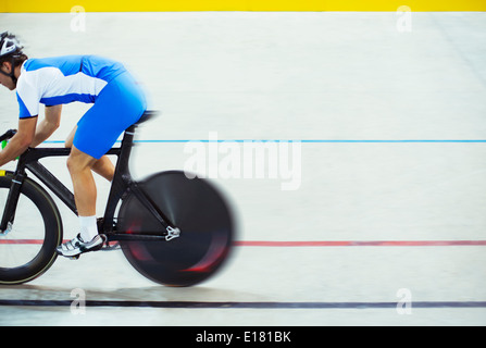 Via ciclista di equitazione in velodromo Foto Stock