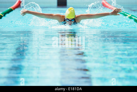 Nuotatore racing in piscina Foto Stock