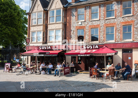 Clienti che si trovano fuori da Costa Coffee Bar, High Wycombe, Buckinghamshire, Inghilterra, GB, REGNO UNITO Foto Stock