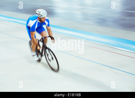 Via ciclista di equitazione in velodromo Foto Stock