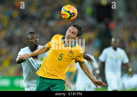 Sydney, Australia. 26 Maggio, 2014. Maglia della nazionale australiana per partite centrocampista Mark Milligan in azione durante la pre-World Cup match amichevole tra Australia e Sud Africa da ANZ Stadium di Sydney. La partita si è conclusa con un pareggio. Credito: Azione Sport Plus/Alamy Live News Foto Stock