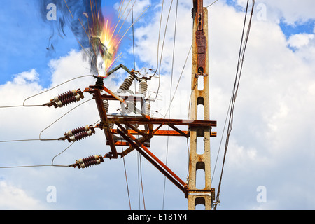 Pilone di potenza - sovraccarico del circuito elettrico causando corto circuito elettrico. Foto Stock