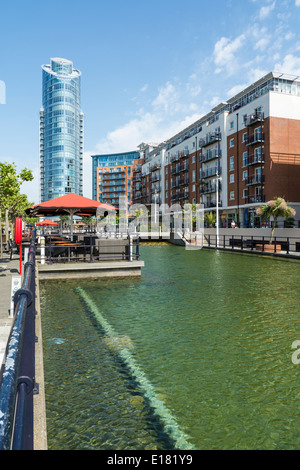 Parte di sviluppo a pistola Wharf Quays dall'Historic Dockyard, Portsmouth Porto, Hampshire, Inghilterra. Foto Stock