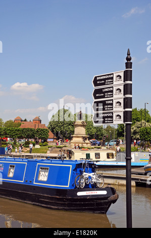 Canal chilometraggio e signpost narrowboat nel bacino del canale, Stratford-Upon-Avon, Inghilterra. Foto Stock