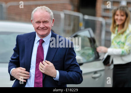 Belfast, Irlanda del Nord. 26 Maggio 2014 - Sinn Fein il Vice Primo Ministro Martin McGuinness fuoriesce da un auto con Martina Anderson MEP, Belfast Credit: stephen Barnes/Alamy Live News Foto Stock