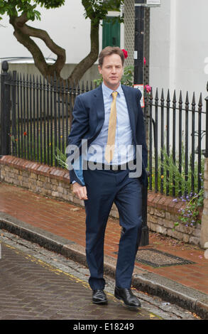 Nick Clegg vice primo ministro arriva a casa dopo Euro sconfitta elettorale Londra Uk 26 maggio 2014 Credit: Prixnews/Alamy Live News Foto Stock