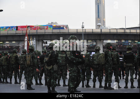 Bangkok, Tailandia. 26 Maggio, 2014. Soldati tailandesi di fissare il Monumento della Vittoria durante un anti-dimostrazione di colpo di stato a Bangkok, Thailandia, 26 maggio 2014. Esercito thailandese chief gen. Prayuth Chan-ocha è stata approvata dal monarca thailandese come capo del Consiglio Nazionale per la pace e la fine che ha inscenato un golpe militare contro eletto un governo di transizione la scorsa settimana. Credito: Rachen Sageamsak/Xinhua/Alamy Live News Foto Stock