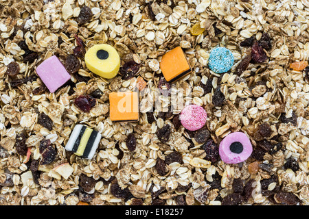 Concetto di immagine - dolci / candy (a significare l'aggiunta di zucchero tra essiccato muesli. Foto Stock