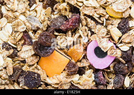 Concetto di immagine - dolci / candy (a significare l'aggiunta di zucchero tra essiccato muesli. Foto Stock