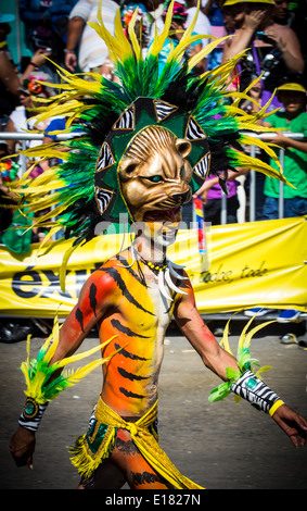 Barranquilla, Colombia - 1 Marzo 2014 - esecutori in costume elaborato cantare, ballare, e passeggiare il loro cammino lungo le strade di Barranquilla durante la Battalla de Flores. Il pinnacolo del carnevale de Barranquilla parate. Foto Stock