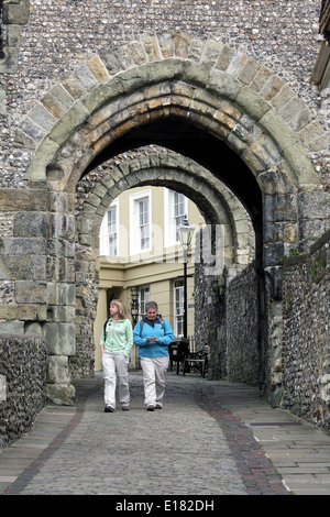 I turisti a piedi verso il basso la porta del castello, attraverso archi nelle pareti di Lewes Castle, Lewes, East Sussex. Foto Stock