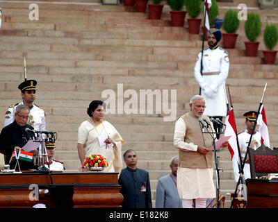 New Delhi, India. 26 Maggio, 2014. Narendra Modi (anteriore) prende il giuramento come India del quindicesimo Primo Ministro nel palazzo presidenziale di New Delhi, India, 26 maggio 2014. Narendra modi, il figlio di un set per la preparazione di tè-venditore, lunedì ha creato la storia divenendo Indian nuovo primo ministro in una grande cerimonia a cui hanno partecipato il suo omologo da arch- rivale Pakistan, insieme con i capi di stato di altri paesi dell Asia del Sud. Credito: Partha Sarkar/Xinhua/Alamy Live News Foto Stock