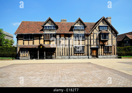 Vista frontale del luogo di nascita di Shakespeare lungo Henley Street, Stratford-Upon-Avon, Inghilterra. Foto Stock