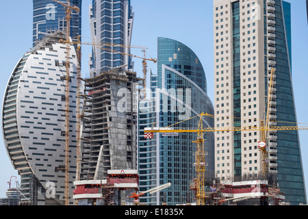 Sito in costruzione con molti grattacieli in costruzione nel nuovo Business Bay district in Dubai Emirati Arabi Uniti Foto Stock