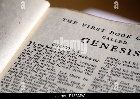 La Bibbia aperta in corrispondenza della prima pagina del libro della Genesi Foto Stock