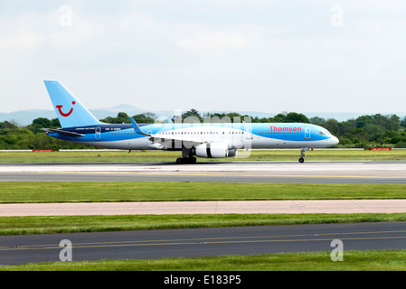 Thomson Airways Boeing 757-2G5 aereo di linea G-OOBN sbarco all'arrivo all'Aeroporto di Manchester Inghilterra England Regno Unito Regno Unito Foto Stock