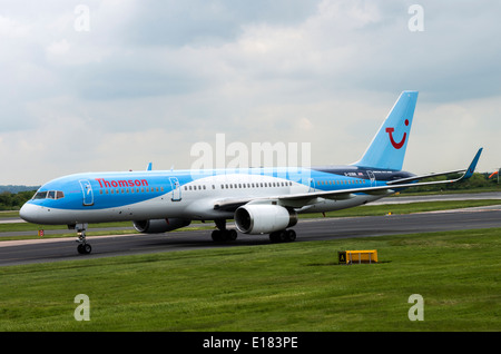 Thomson Airways Boeing 757-2G5 aereo di linea G-OOBN rullaggio all'arrivo all'Aeroporto di Manchester Inghilterra England Regno Unito Regno Unito Foto Stock