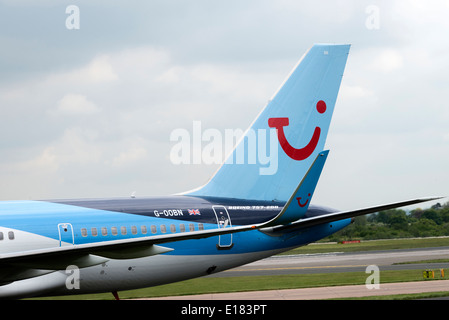 Thomson Airways Boeing 757-2G5 aereo di linea G-OOBN rullaggio all'arrivo all'Aeroporto di Manchester Inghilterra England Regno Unito Regno Unito Foto Stock