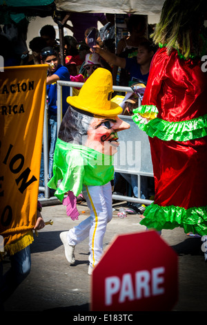 Barranquilla, Colombia - 1 Marzo 2014 - esecutori in costume elaborato cantare, ballare, e passeggiare il loro cammino lungo le strade di Barranquilla durante la Battalla de Flores durante il carnevale Foto Stock