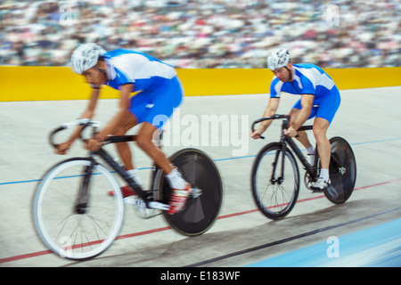 Via i ciclisti nel velodromo Foto Stock