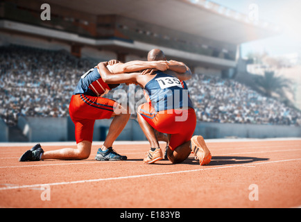 I corridori rannicchiato sulla via Foto Stock