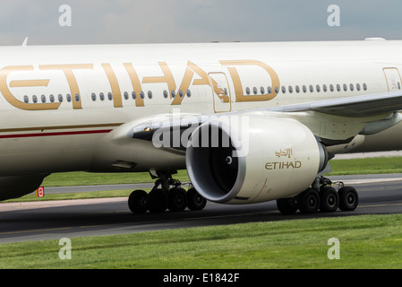 Etihad Airways Boeing 777-3FXJER aereo di linea A6-ETP in rullaggio all'arrivo all'Aeroporto di Manchester Inghilterra England Regno Unito Regno Unito Foto Stock