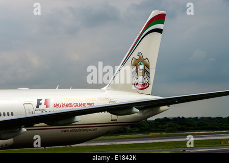 Etihad Airways Boeing 777-3FXJER aereo di linea A6-ETP in rullaggio all'arrivo all'Aeroporto di Manchester Inghilterra England Regno Unito Regno Unito Foto Stock