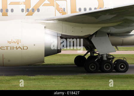 Etihad Airways Boeing 777-3FXJER aereo di linea A6-ETP in rullaggio all'arrivo all'Aeroporto di Manchester Inghilterra England Regno Unito Regno Unito Foto Stock