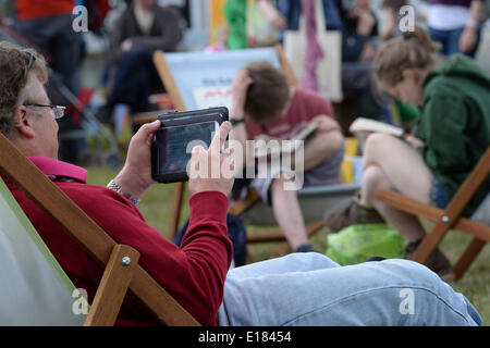 Hay on Wye, Wales UK, BANK HOLIDAY lunedì 26 maggio 2014 persone rilassarsi e godersi il caldo al quinto giorno del 2014 Daily Telegraph Hay Festival della Letteratura, Wales UK Foto ©keith morris Foto Stock