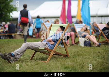 Hay on Wye, Wales UK, BANK HOLIDAY lunedì 26 maggio 2014 persone rilassarsi e godersi il caldo bank holiday meteo il quinto giorno del 2014 Daily Telegraph Hay Festival della Letteratura, Wales UK Foto ©keith morris Foto Stock