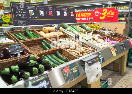 dh Morrisons negozio supermercato alimentari UK verdura scozzese produzione sezione scaffali per negozi di verdure, scaffali per esposizione scotland, corridoio interno Foto Stock