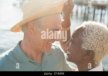 Coppia senior di sunny beach Foto Stock