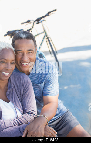 Ritratto di sorridente coppia senior vicino a noleggio Foto Stock