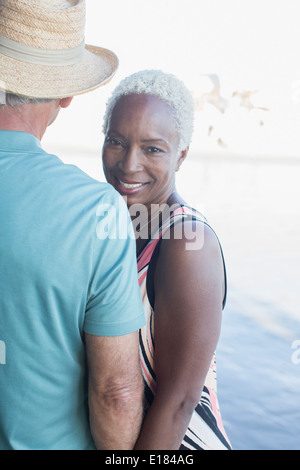 Ritratto di coppia senior sulla spiaggia Foto Stock
