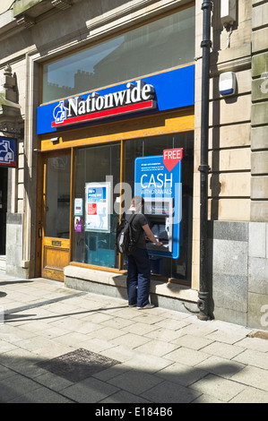 dh ATM Cash Machines BANKING NATIONWIDE UK SCOTLAND Man building Society Banks front machine banca punto di distribuzione del cashpoint automatizzato Foto Stock