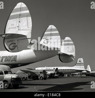 Anni Cinquanta foto storiche che mostra il distintivo di coda tripla di un TWA L-1049 super G aereo sulla pista di atterraggio all'Aeroporto di Londra. Foto Stock